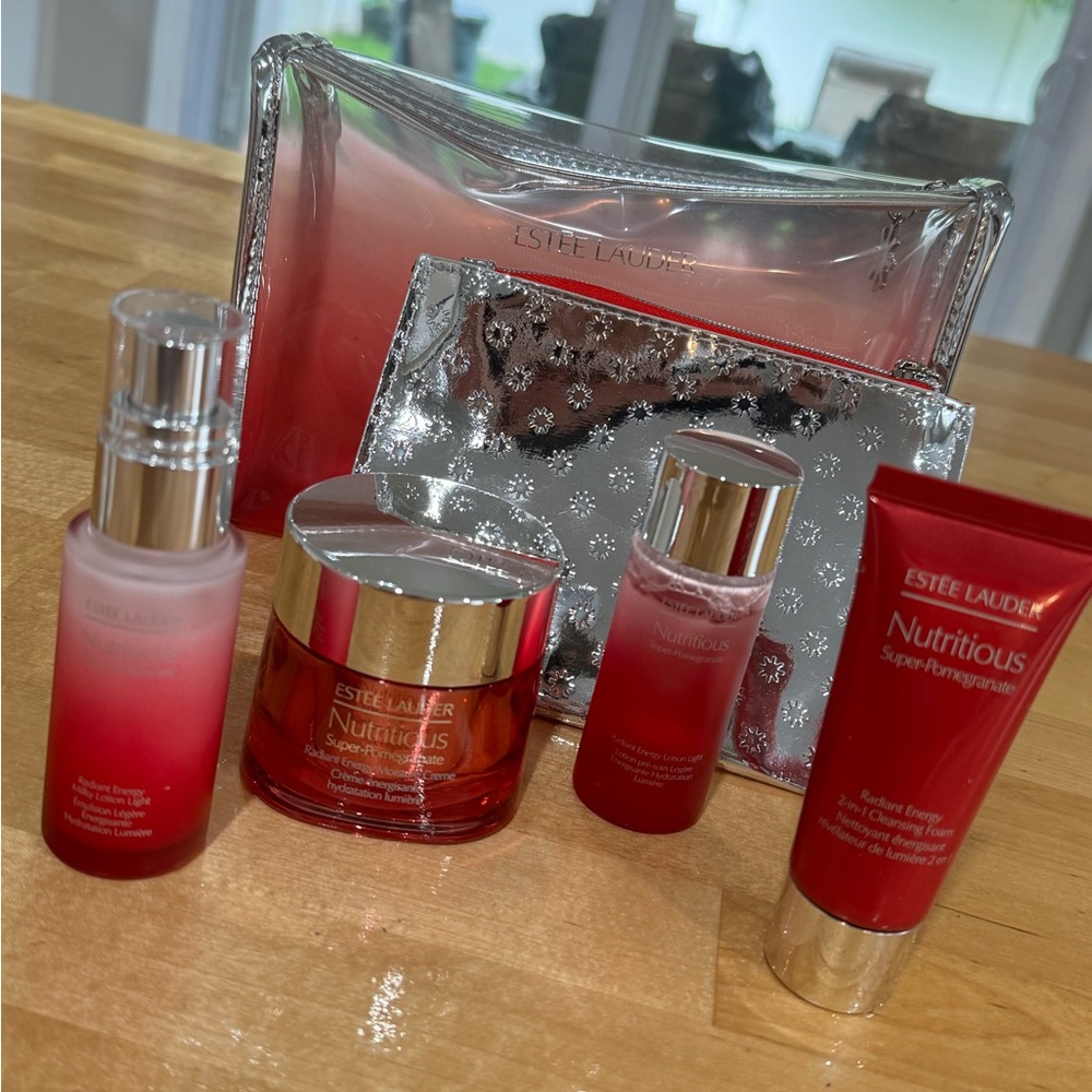 Estee Lauder
Nutritious Super-
Pomegranate Nourish